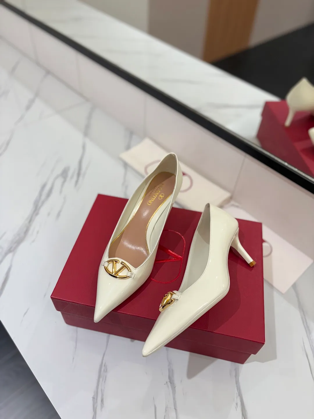 💕💕Factory direct selling price p520💕💕 VALENTINO’s hottest new high-heeled shoes, latest logo buckle, perfect combination with sexy pointed toe❤️‍🔥❤️‍🔥❤️‍🔥❤️‍🔥It is simply the pinnacle of summer fashion💖💖💖💖original replica Upper: patent leather, subleather Outsole: Italian leather outsole Heel height: 6.5cm Size: 35-39 (40 41 42 customized, non-refundable and non-exchangeable)